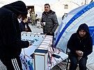Turecký Kahramanmaras po zemtesení. Lidé stojí frontu na potraviny. (15....