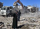 Trosky budovy po zemtesení v tureckém Adiyamanu (17. února 2023)