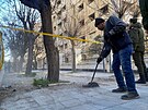 Mu zametá ulici poblí místa raketového útoku v centru Damaku. (19. února...