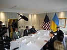 Ministr zahranií Spojených stát Antony Blinken (vpravo v popedí) se setkává...
