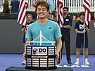 ínský tenista  Wu I-ping  s trofejí pro vítze turnaje v Dallasu.