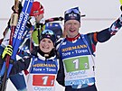 Nortí biatlonisté Marte Olsbuová-Röiselandová.a Johannes Thingnes Bö se radují...
