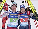 Rakoutí biatlonisté David Komatz a Lisa Theresa Hauserová se radují z druhého...