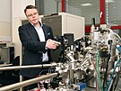 Fyzik�ln� chemik Michal Otyepka u jednoho z p��stroj� univerzitn�ho...