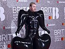 Zp�vák Sam Smith �okoval v nafukovací kreaci zna�ky Harri (Brit Awards, Londýn,...