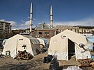 Humanitární stany mezi ruinami po zemtesení v tureckém Kahramanmarasu (15....