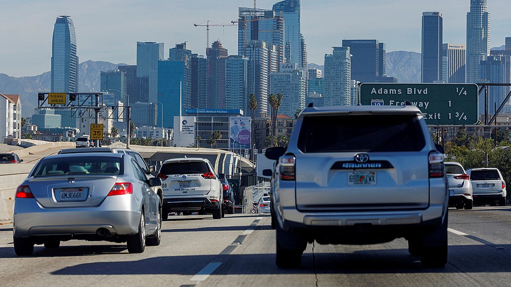 Provoz na dálnici ve smru na Los Angeles, Kalifornie, USA. (22. bezna 2022)