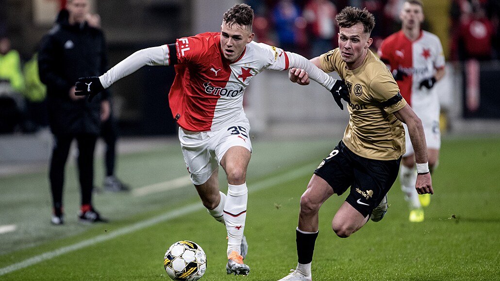Vedle výrazných akcí v útoku se Michal �ev�ík (vpravo) na ja�e pom�rn� �asto...