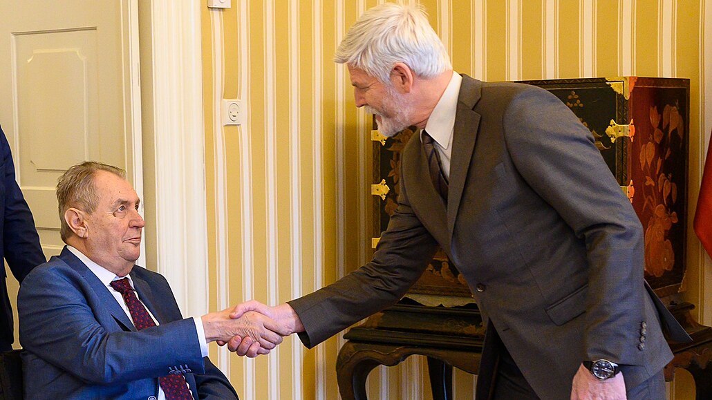 Miloš Zeman (vlevo) vítá svého nástupce na postu prezidenta republiky Petra...