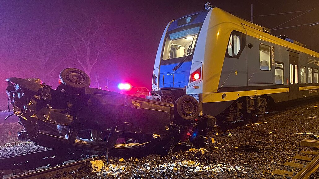 U Chebu se srazilo auto s dv�ma vlaky. (14. února 2023)