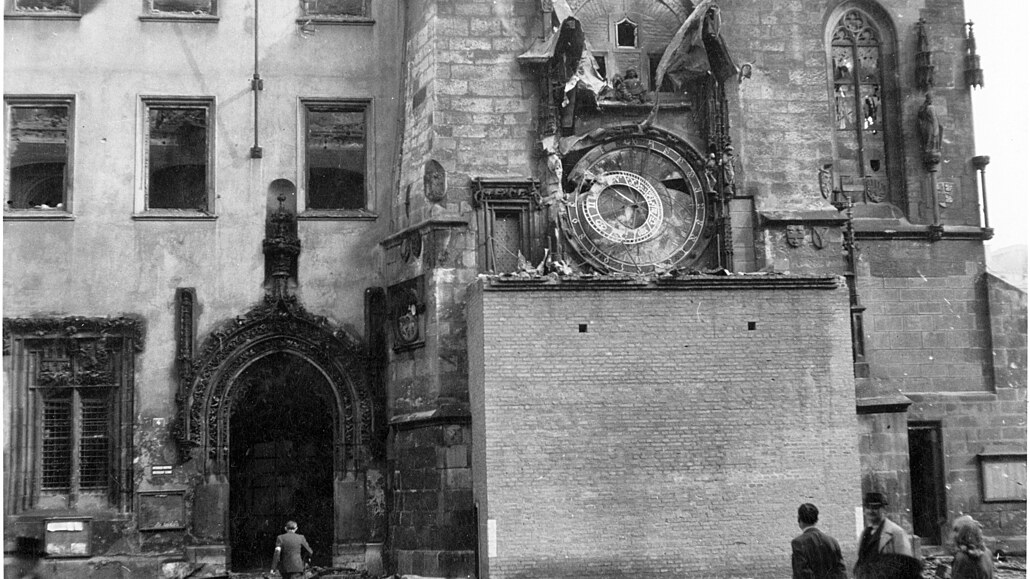 Poár Staromstské radnice v kvtnu roku 1945