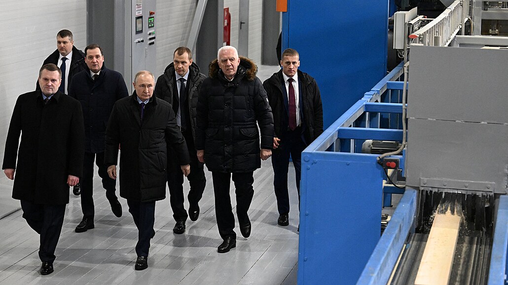 Ruský prezident Vladimir Putin v doprovodu generálního editele ULK Group...