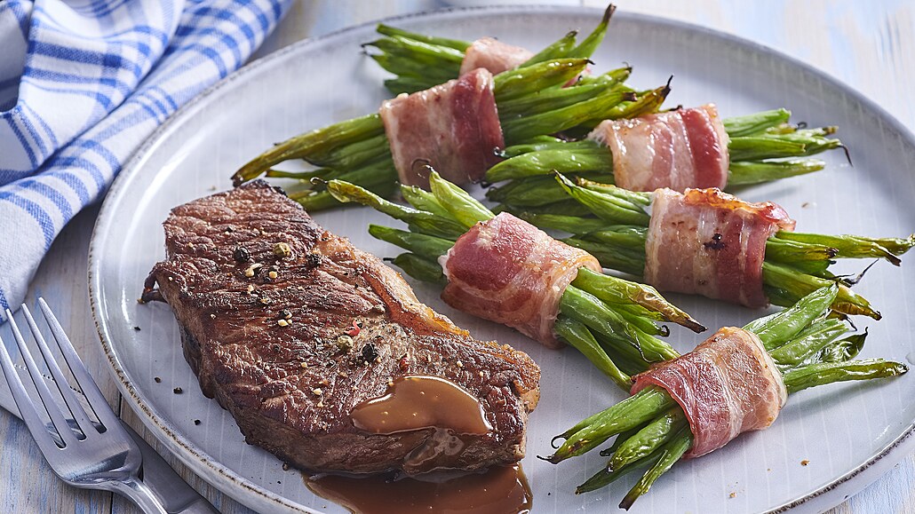Hovzí steak a zelené fazolky ve slanin