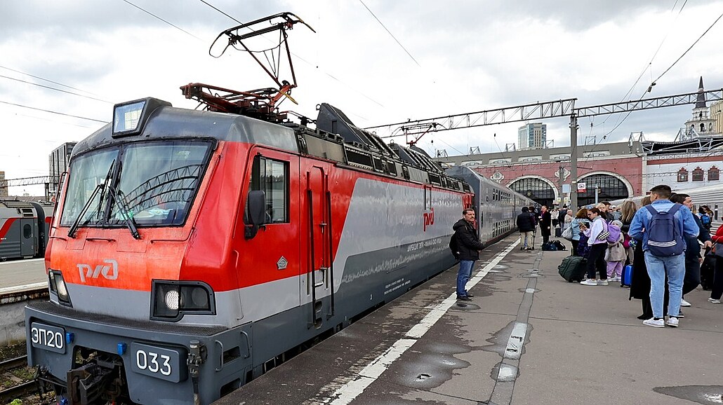 Vlak ruské spolenosti Grand Service Express company na nádraí v Moskv (28....