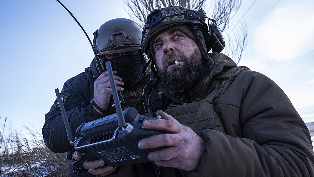 Ukrajinský voják a velitel jednotky dálkov navádí dron bhem boj na front v...