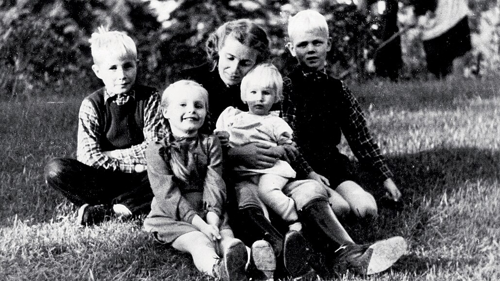Rodinná idylka  Lina Heydrichová se svými dtmi. Zleva: Klaus, kterého v...