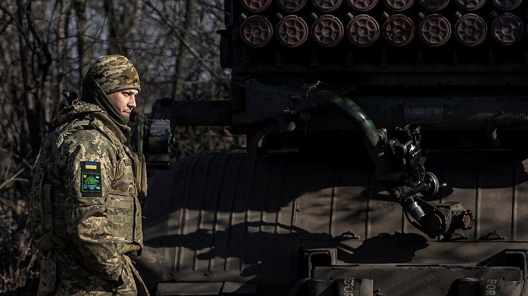 Ukrajinský voják stojí vedle raketometu BM-21 Grad ped stelbou na ruské...