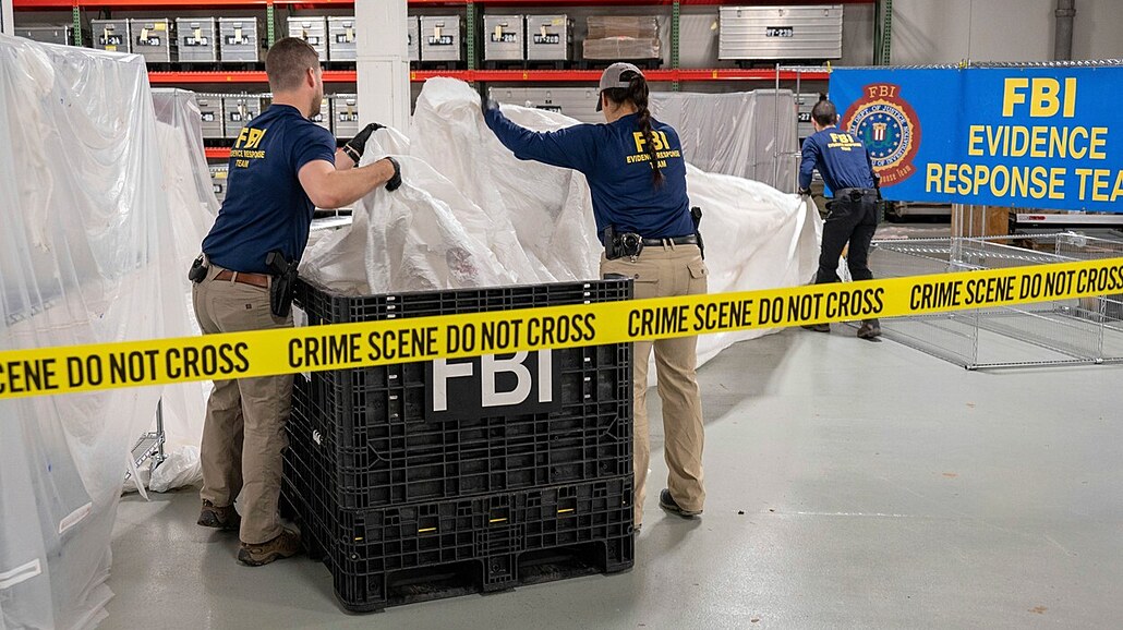 Zvlátní agenti FBI zkoumají materiál získaný z objektu sesteleného u pobeí...