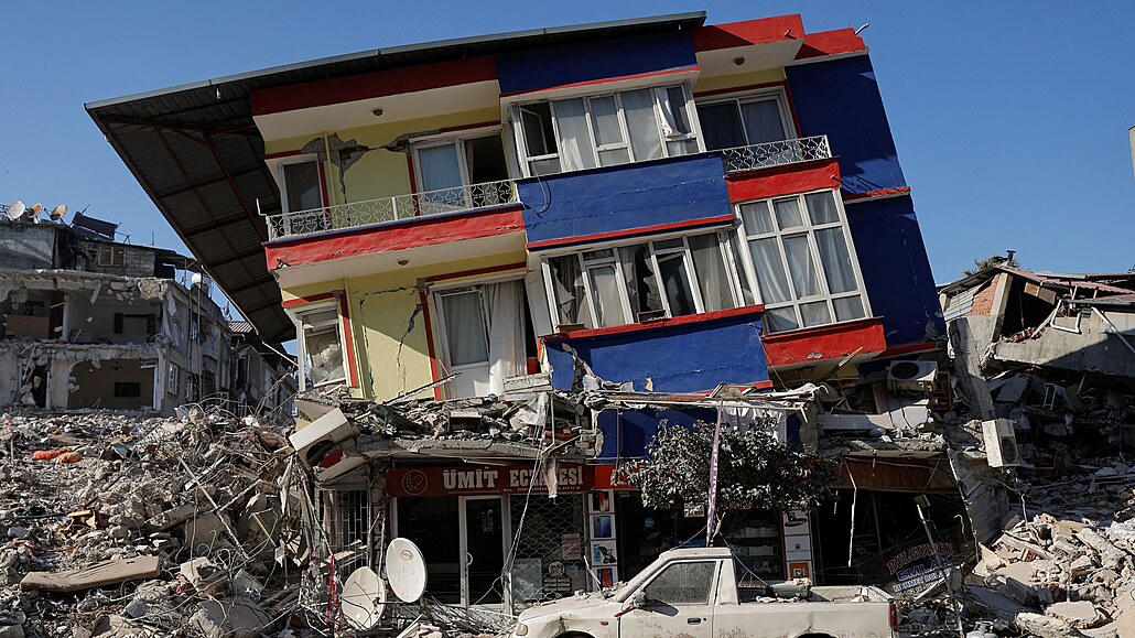Zniené obytné domy po zemtesení tureckém v Kirikhanu (18. února 2023)