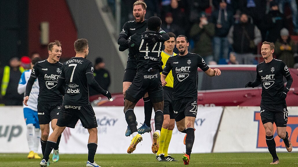 Jablone�tí hrá�i se radují z gólu do sít� Baníku Ostrava.