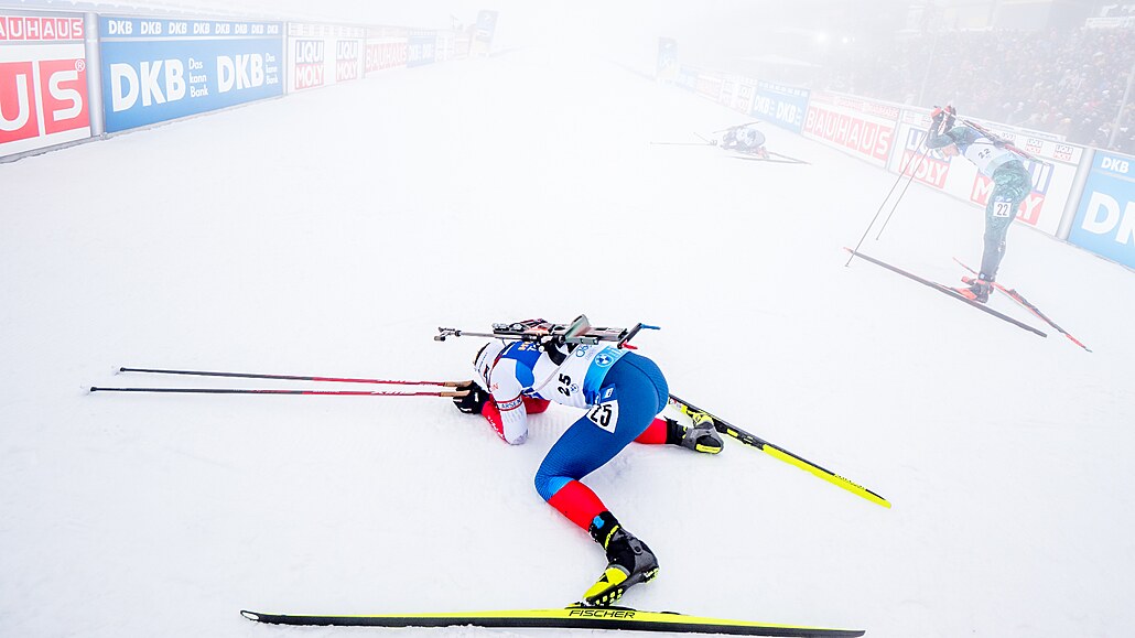 Vy�erpaný Jakub �tvrtecký padl v cíli sprintu na mistrovství sv�ta v Oberhofu.