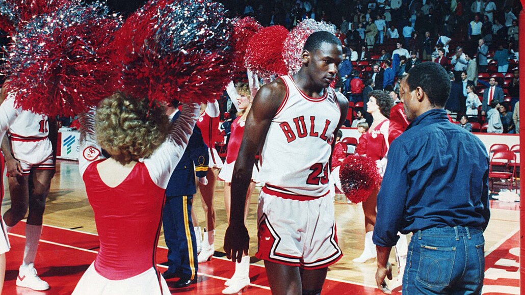 Michael Jordan v dresu Chicaga pi své premiérové sezon v NBA v roce 1985.