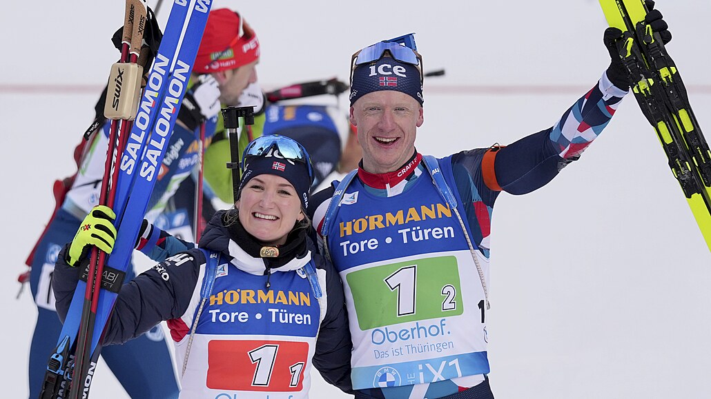 Nor�tí biatlonisté Marte Olsbuová-Röiselandová.a Johannes Thingnes Bö se radují...