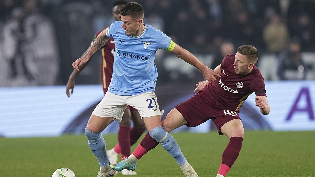 Sergej Milinkovi�-Savi� (vlevo) z Lazia �ím brán�ný Lovrem Cvekem z Klu�e.