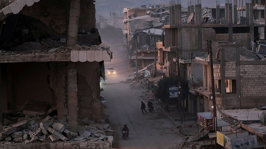 V ulicích syrského Dindirasu leí trosky po následcích silného zemtesení....