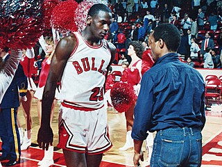 Michael Jordan v dresu Chicaga pi své premiérové sezon v NBA v roce 1985.