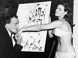V bikinách ji portrétoval i Salvador Dalí. Abstraktn.