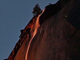 Vodopády Horsetail Falls v kalifornském Yosemitském národním parku. (16. února...