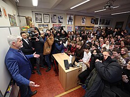 Studenti na ostrovském gymnáziu p�ivítali budoucího prezidenta Petra Pavla,...