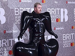 Zpvák Sam Smith okoval v nafukovací kreaci znaky Harri (Brit Awards, Londýn,...