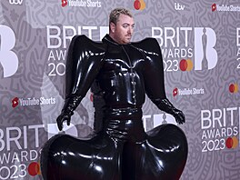 Zp�vák Sam Smith �okoval v nafukovací kreaci zna�ky Harri (Brit Awards, Londýn,...