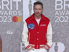 DJ a producent David Guetta ve sportovním (Brit Awards, Londýn, 11. února 2023)