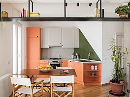 Kuchy s diagonální stnou je pímo propojená s jídelnou a obývacím pokojem a...