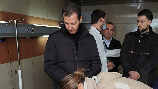 Syrsk prezident Bar Asad navtvil nemocnici v Aleppu a lidi zrann bhem...