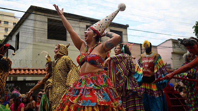 Lidé se účastní pouličního karnevalového průvodu v bloku "Loucura Suburbana" (Předměstské bláznovství) ve čtvrti Engenho de Dentro v brazilském Riu de Janeiru. Průvod začíná uvnitř nemocnice a vine se ulicemi čtvrti.(16. února 2023)