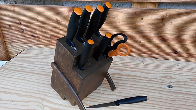 Dřevěný blok na nože si můžete vyrobit na míru svým nožům.