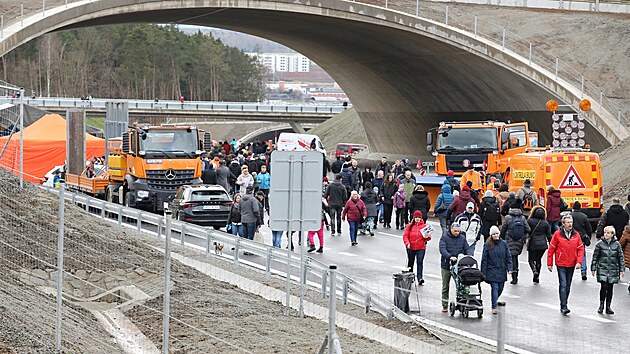 Tisce lid se pily podvat na novou st zpadnho okruhu Plzn. (19. nora 2023)