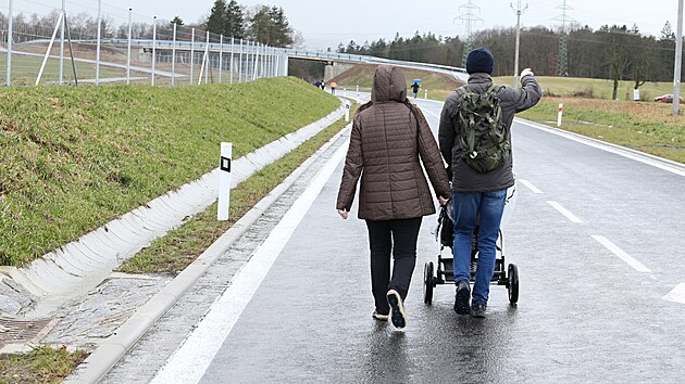 Tisce lid se pily podvat na novou st zpadnho okruhu Plzn. (19. nora 2023)