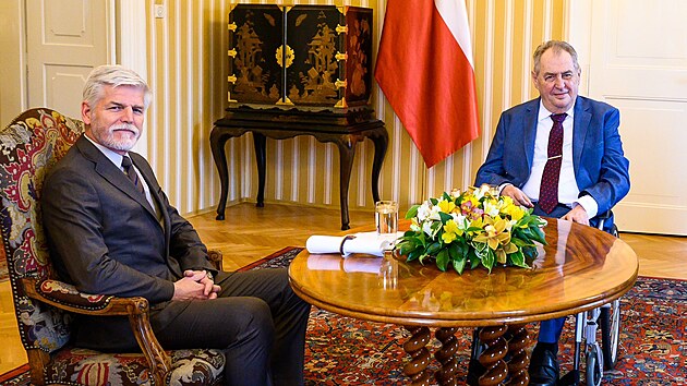 Prezident Milo Zeman (vpravo) a jeho nstupce v prezidentskm adu Petr Pavel pi setkn na zmku v Lnech. (13. nora 2023)