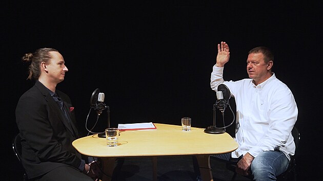 Jaroslav Valtr (vpravo) pi naten podcastu Z voleje.
