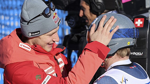 vcar Marco Odermatt pijm gratulace od Nora Aleksandera Aamodta Kildeho v...