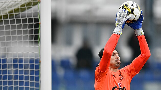 Brank�� Florin Nita z Pardubic chyt� m�� v z�pase s Mladou Boleslav�.