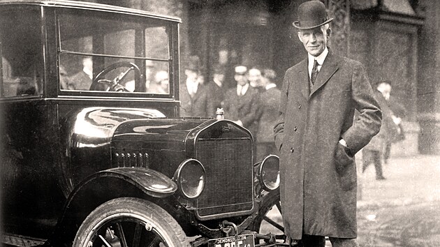 Henry Ford vedle svho fenomenlnho Modelu T. Auto za 260 dolar si pr mohl dovolit tm kad. Rdio za 130  150 dolar u nikoliv.