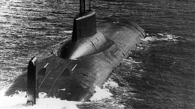 Sovtsk ponorka projekt 941 Akula (v NATO kdu Typhoon) vyzbrojen 20 balistickm raketami