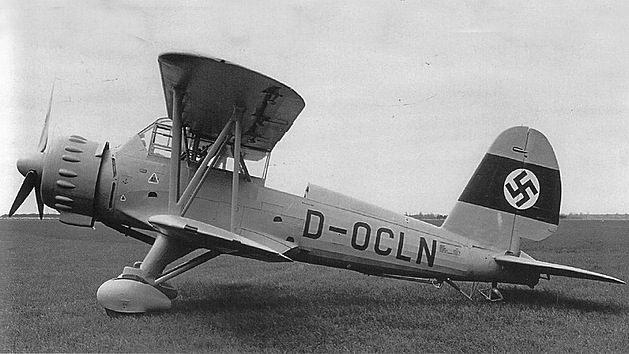 Pipravovan palubn bombardr Arado Ar 195. Byly postaveny pouze ti prototypy, na fotografii je prototyp prvn Ar 195 V1.