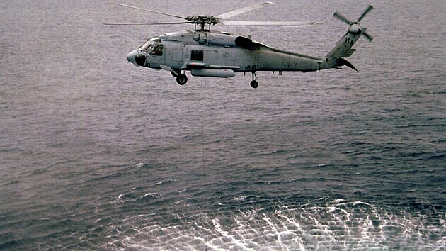 Vrtulnk SH-60 pi prci s ponornm sonarem
